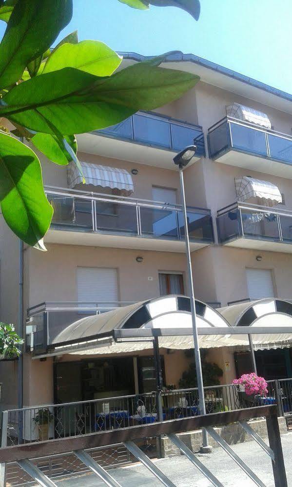 Hotel Gialpina Viserba Di Rimini Exterior photo